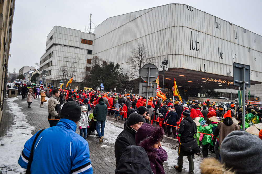 Ponad tysiąc osób przeszło dziś ulicami Katowic w corocznym Orszaku Trzech Króli. W centrum miasta zrobiło się bardzo kolorowo, mimo białego puchu padającego z nieba.