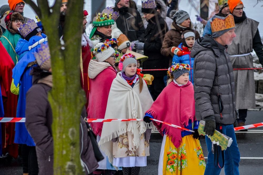 Ponad tysiąc osób przeszło dziś ulicami Katowic w corocznym Orszaku Trzech Króli. W centrum miasta zrobiło się bardzo kolorowo, mimo białego puchu padającego z nieba.