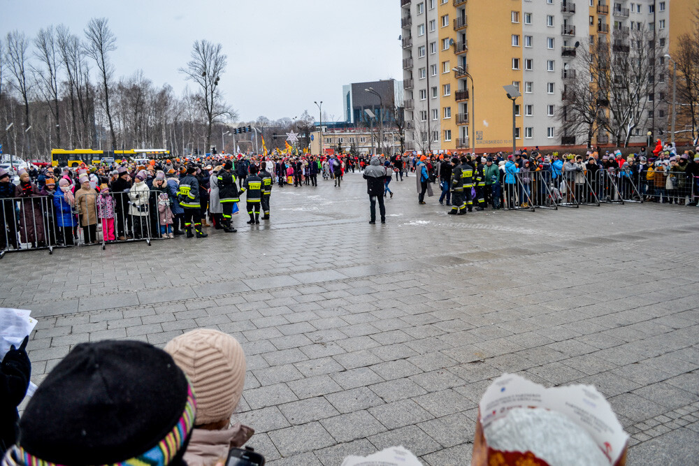 Ponad tysiąc osób przeszło dziś ulicami Katowic w corocznym Orszaku Trzech Króli. W centrum miasta zrobiło się bardzo kolorowo, mimo białego puchu padającego z nieba.