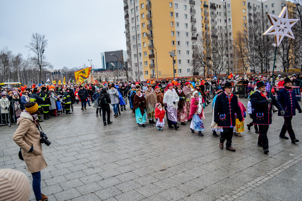 Ponad tysiąc osób przeszło dziś ulicami Katowic w corocznym Orszaku Trzech Króli. W centrum miasta zrobiło się bardzo kolorowo, mimo białego puchu padającego z nieba.