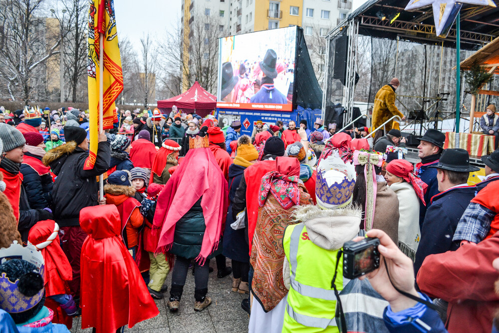 Ponad tysiąc osób przeszło dziś ulicami Katowic w corocznym Orszaku Trzech Króli. W centrum miasta zrobiło się bardzo kolorowo, mimo białego puchu padającego z nieba.