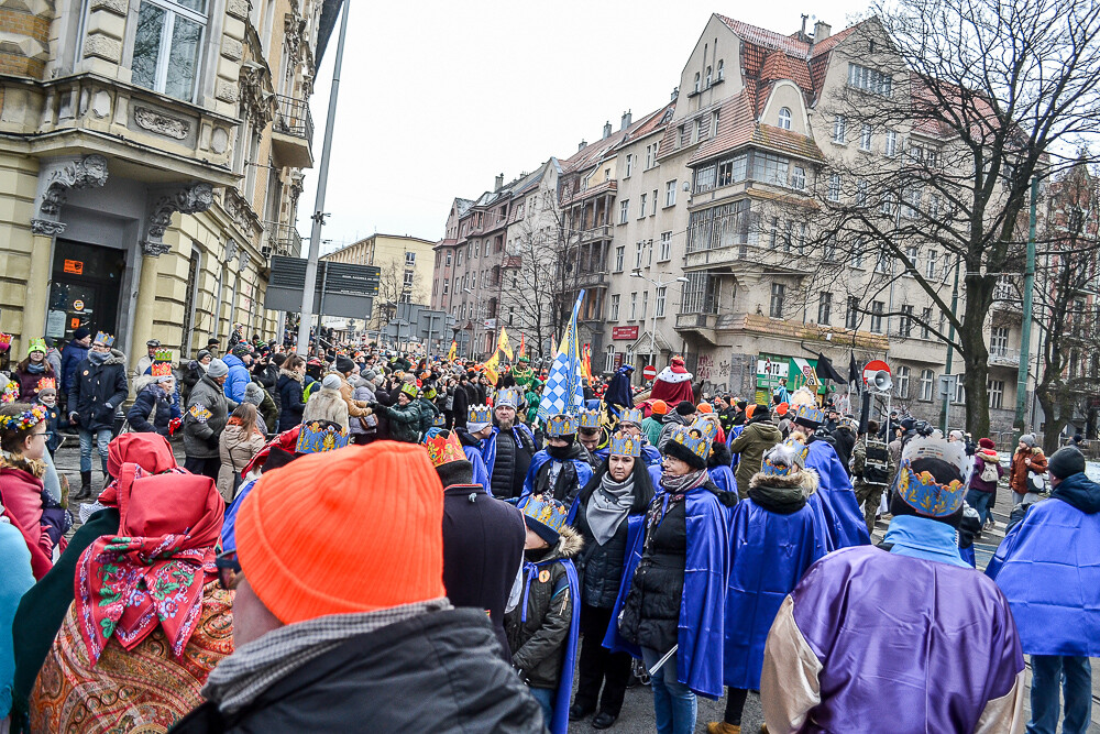 Około dwóch tysięcy osób przeszło dziś przez Katowice w corocznym Orszaku Trzech Króli.