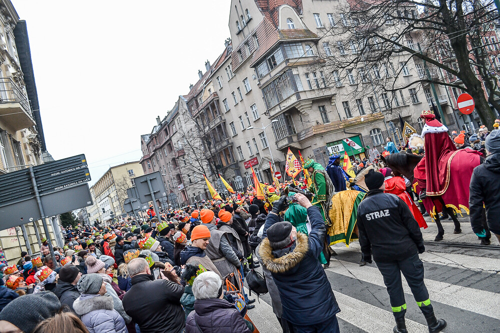 Około dwóch tysięcy osób przeszło dziś przez Katowice w corocznym Orszaku Trzech Króli.
