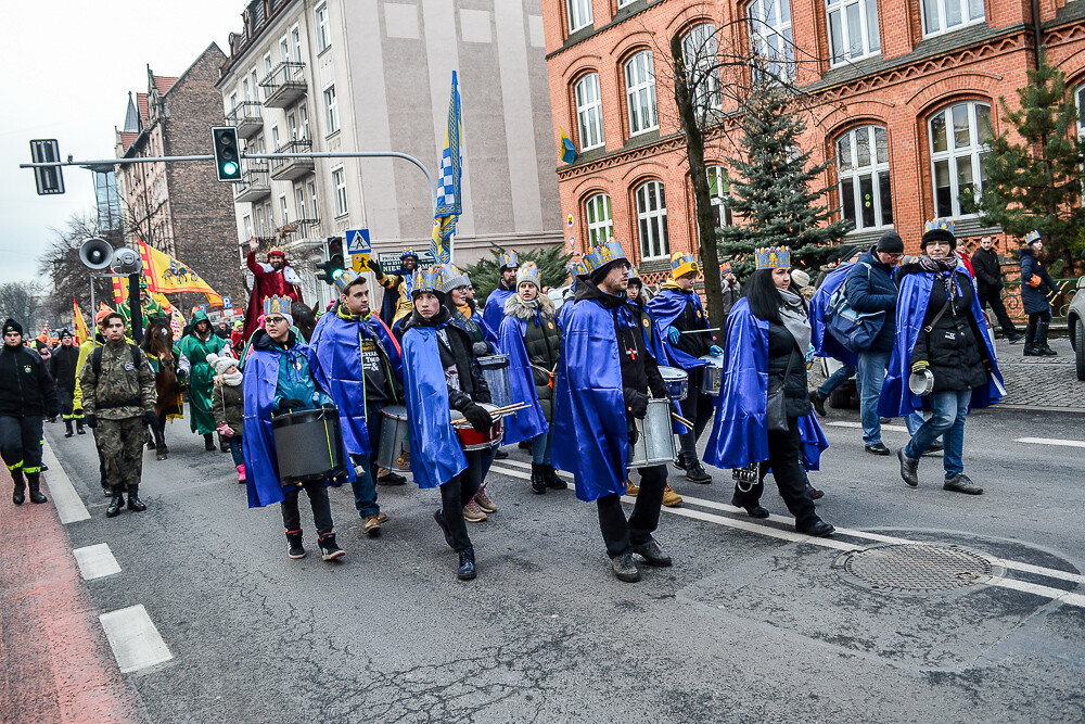 Około dwóch tysięcy osób przeszło dziś przez Katowice w corocznym Orszaku Trzech Króli.