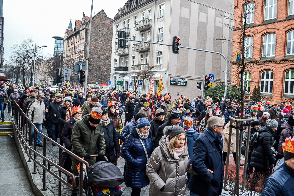 Około dwóch tysięcy osób przeszło dziś przez Katowice w corocznym Orszaku Trzech Króli.