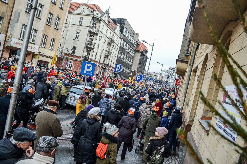 Około dwóch tysięcy osób przeszło dziś przez Katowice w corocznym Orszaku Trzech Króli.