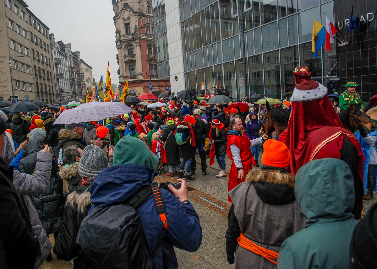 Kolejny rok z rzędu 6 stycznia przez Katowice przeszedł Orszak Trzech Króli. Było kolorowo, melodyjnie i tłumnie.