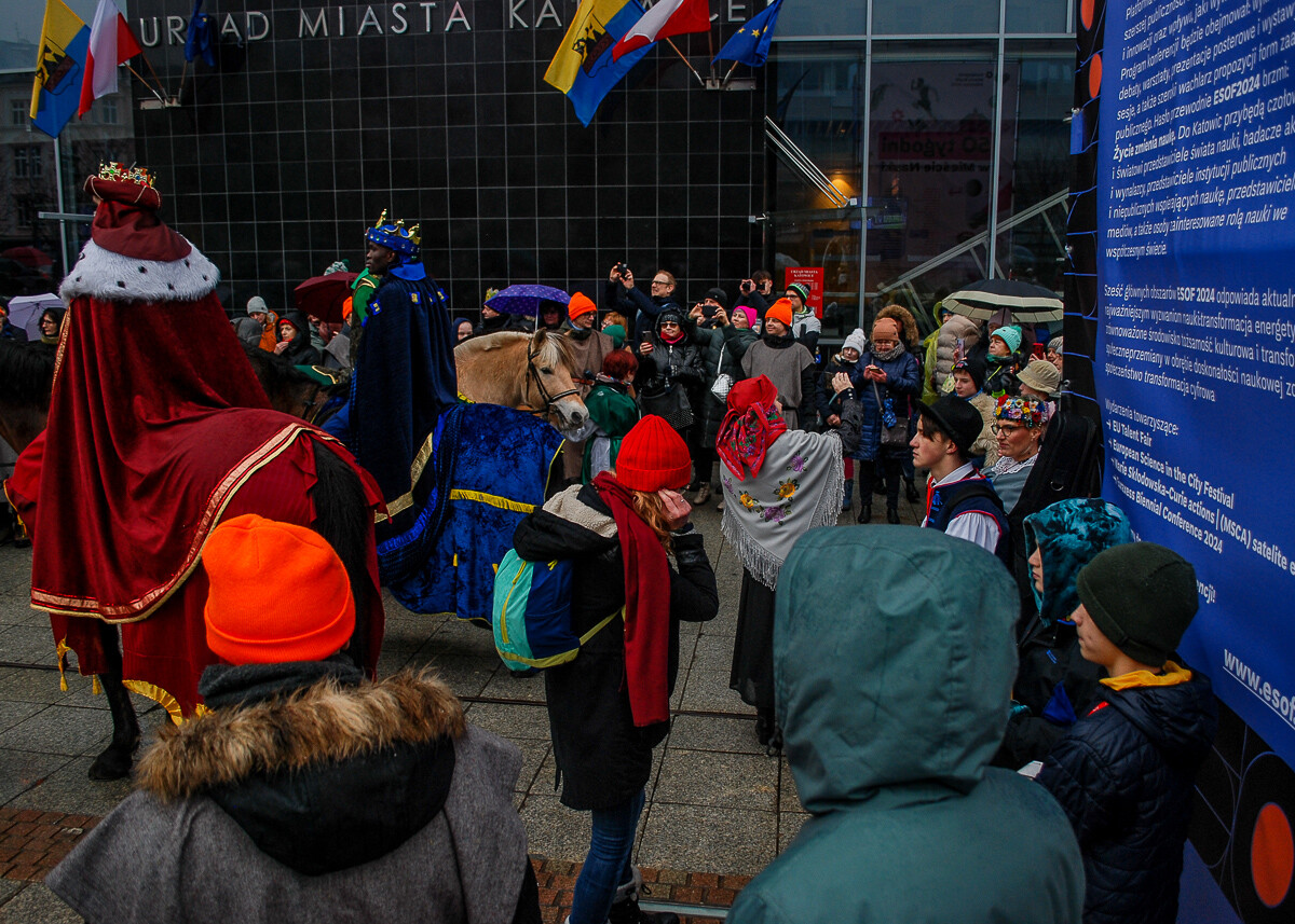 Kolejny rok z rzędu 6 stycznia przez Katowice przeszedł Orszak Trzech Króli. Było kolorowo, melodyjnie i tłumnie.