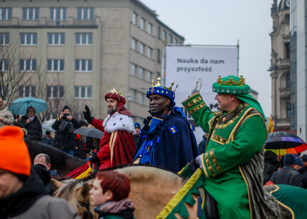 Kolejny rok z rzędu 6 stycznia przez Katowice przeszedł Orszak Trzech Króli. Było kolorowo, melodyjnie i tłumnie.