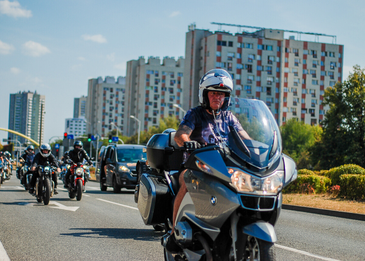 Kilkuset motocyklistów, w tym prezydent Marcin Krupa, przejechało przez centrum miasta. To inauguracyjna część imprezy o nazwie Motocyklowe zakończenie Lata.