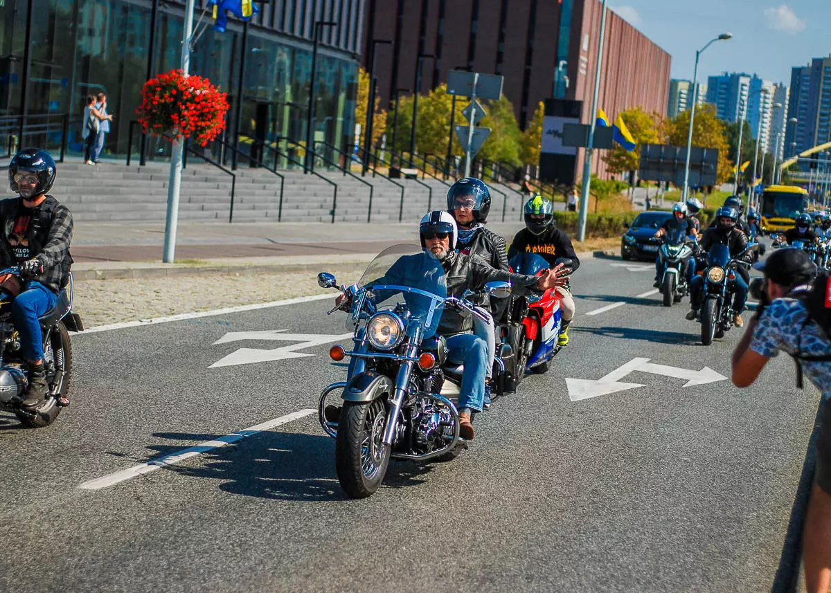 Kilkuset motocyklistów, w tym prezydent Marcin Krupa, przejechało przez centrum miasta. To inauguracyjna część imprezy o nazwie Motocyklowe zakończenie Lata.