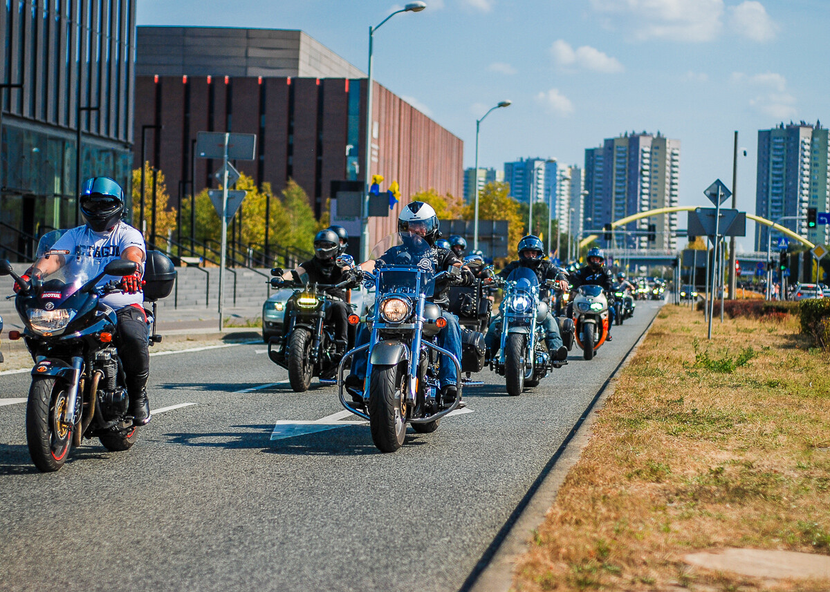 Kilkuset motocyklistów, w tym prezydent Marcin Krupa, przejechało przez centrum miasta. To inauguracyjna część imprezy o nazwie Motocyklowe zakończenie Lata.