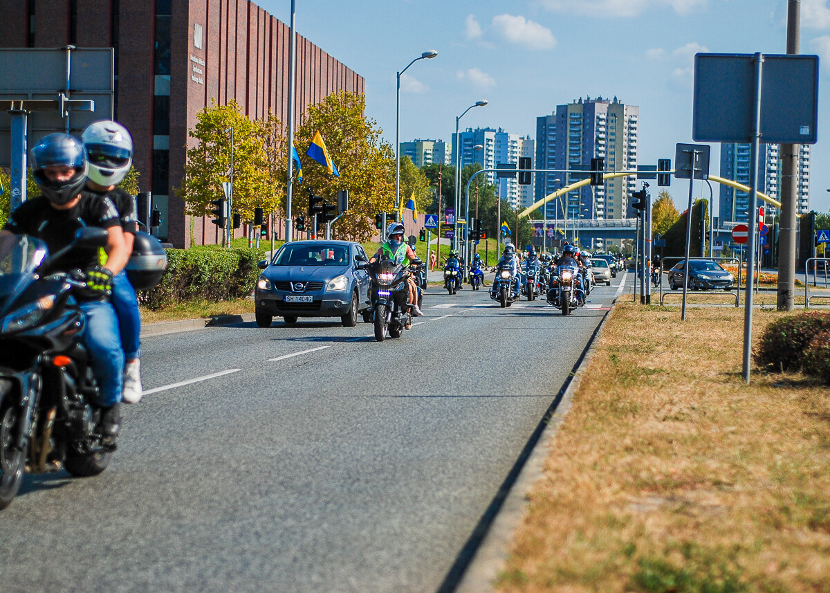 Kilkuset motocyklistów, w tym prezydent Marcin Krupa, przejechało przez centrum miasta. To inauguracyjna część imprezy o nazwie Motocyklowe zakończenie Lata.