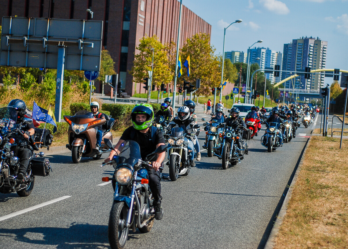 Kilkuset motocyklistów, w tym prezydent Marcin Krupa, przejechało przez centrum miasta. To inauguracyjna część imprezy o nazwie Motocyklowe zakończenie Lata.