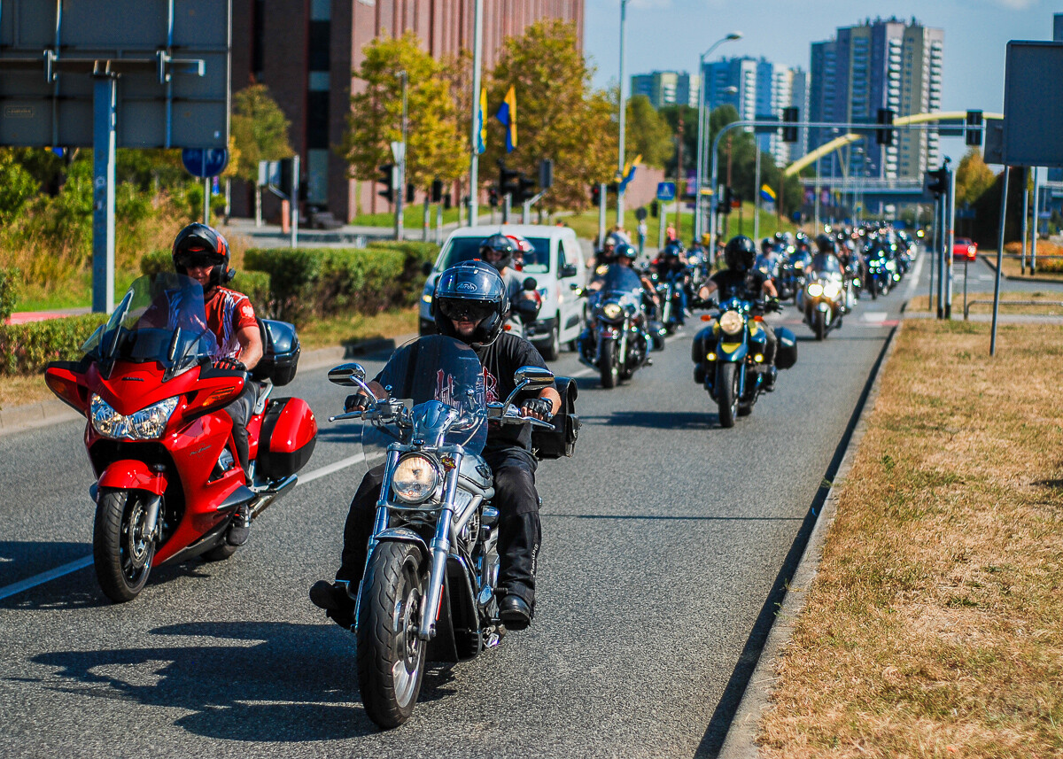 Kilkuset motocyklistów, w tym prezydent Marcin Krupa, przejechało przez centrum miasta. To inauguracyjna część imprezy o nazwie Motocyklowe zakończenie Lata.
