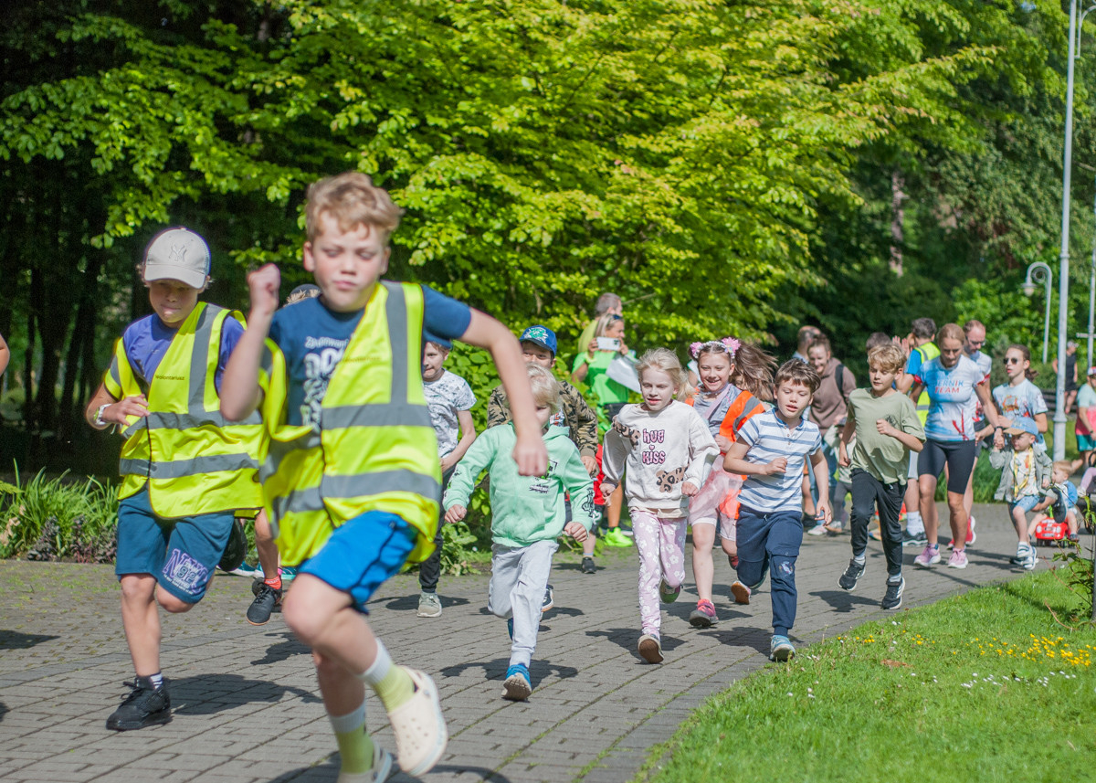 Za nami kolejna, majowa odsłona spotkań biegowych parkrun. Dzisiejsza, 410. edycja została zorganizowana z okazji Dnia Dziecka. Byliśmy na niej i my!