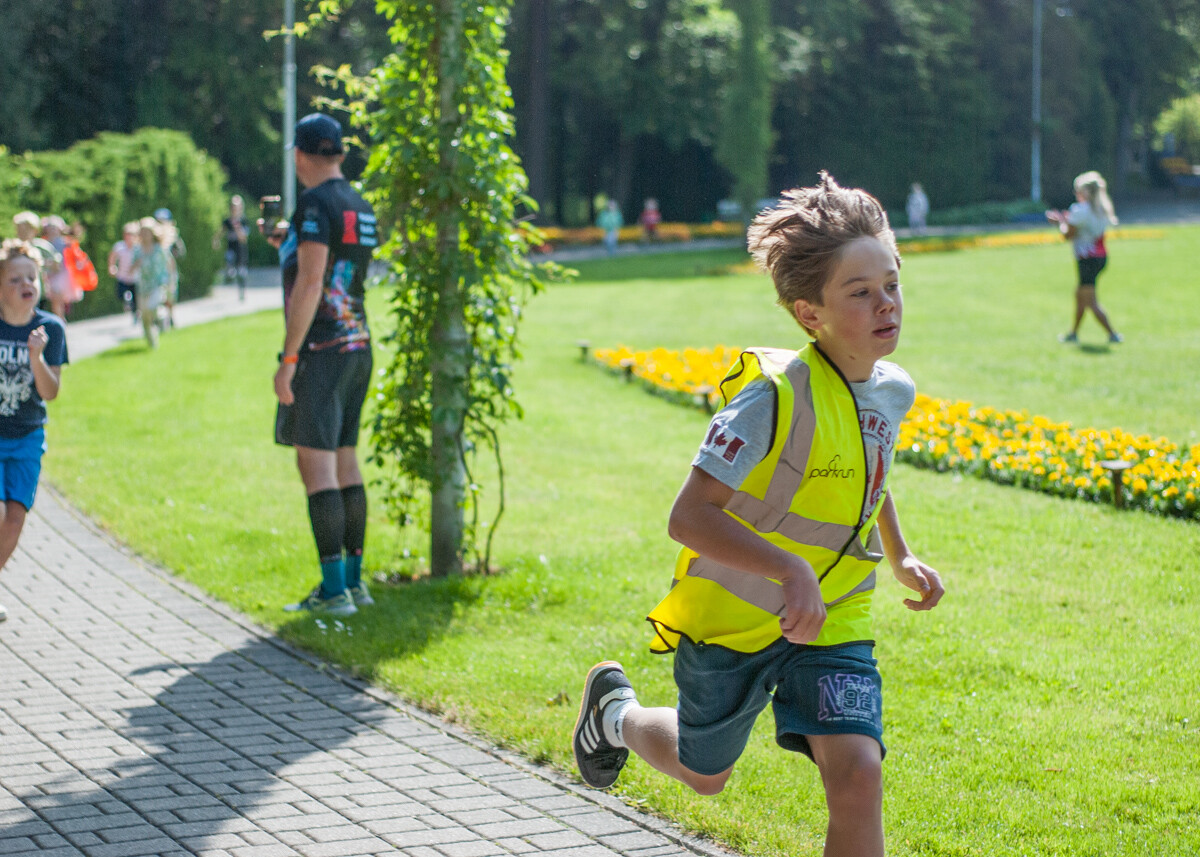 Za nami kolejna, majowa odsłona spotkań biegowych parkrun. Dzisiejsza, 410. edycja została zorganizowana z okazji Dnia Dziecka. Byliśmy na niej i my!