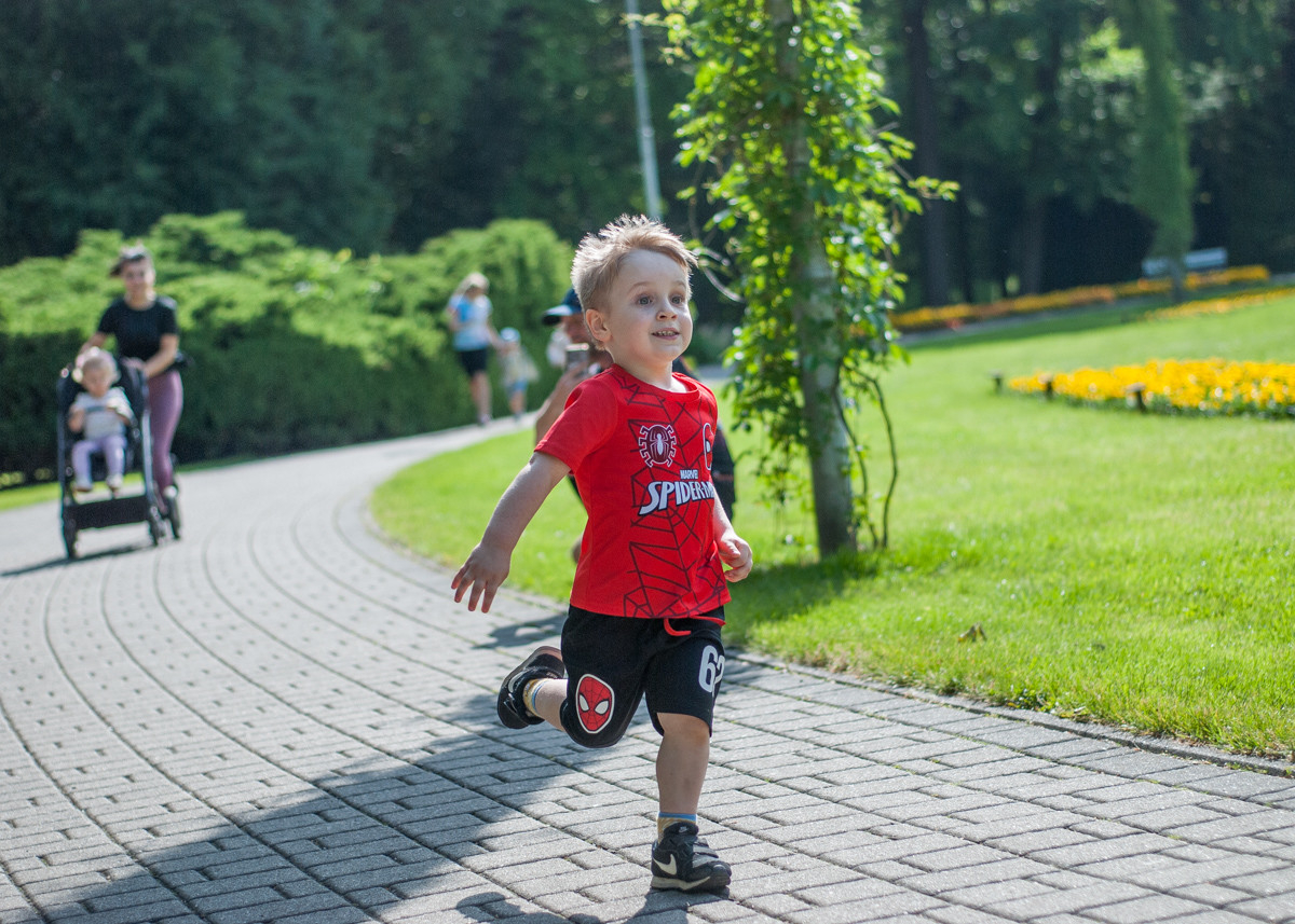 Za nami kolejna, majowa odsłona spotkań biegowych parkrun. Dzisiejsza, 410. edycja została zorganizowana z okazji Dnia Dziecka. Byliśmy na niej i my!