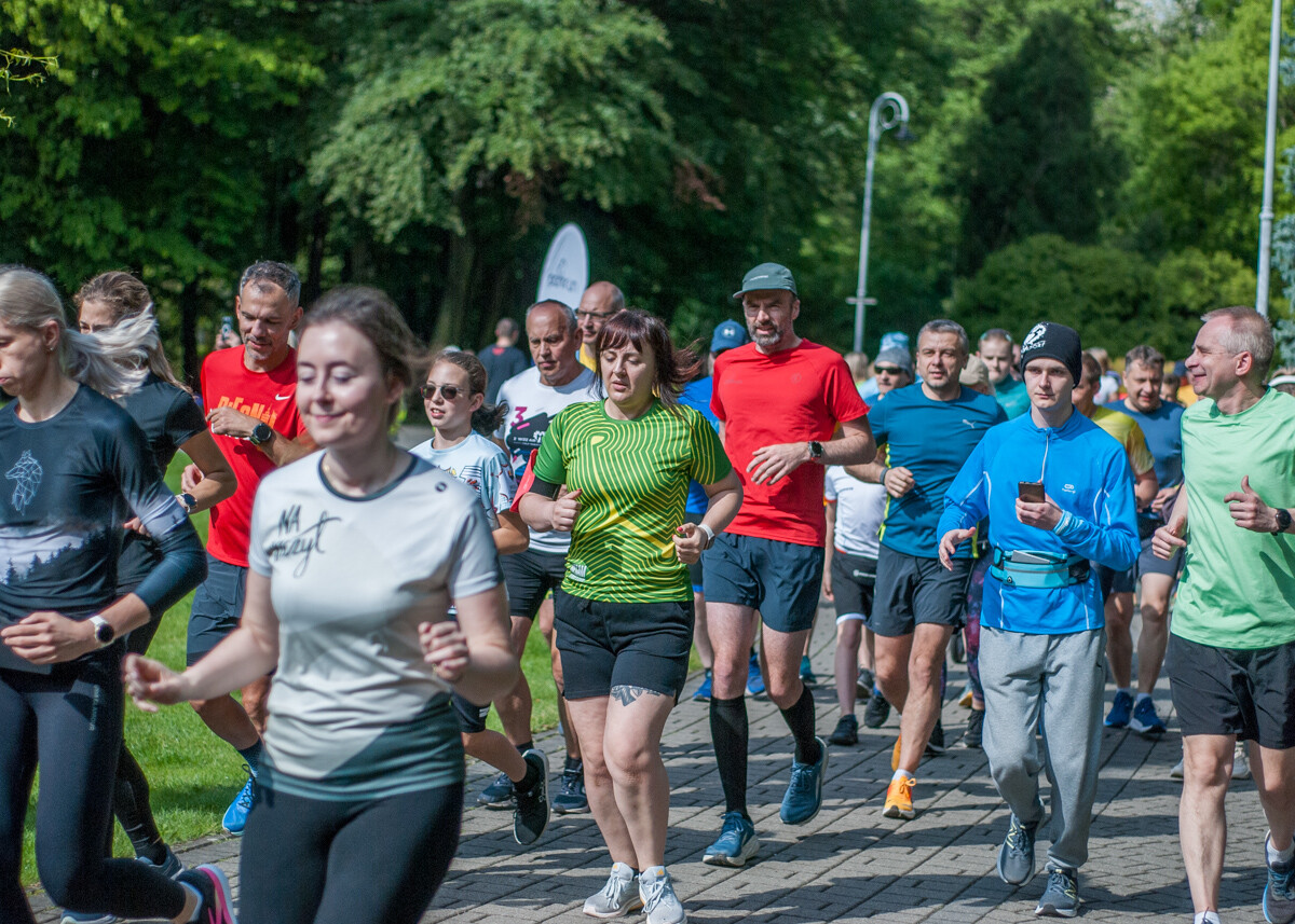 Za nami kolejna, majowa odsłona spotkań biegowych parkrun. Dzisiejsza, 410. edycja została zorganizowana z okazji Dnia Dziecka. Byliśmy na niej i my!