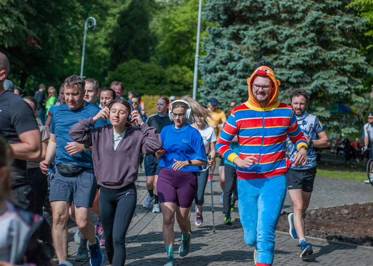 Za nami kolejna, majowa odsłona spotkań biegowych parkrun. Dzisiejsza, 410. edycja została zorganizowana z okazji Dnia Dziecka. Byliśmy na niej i my!