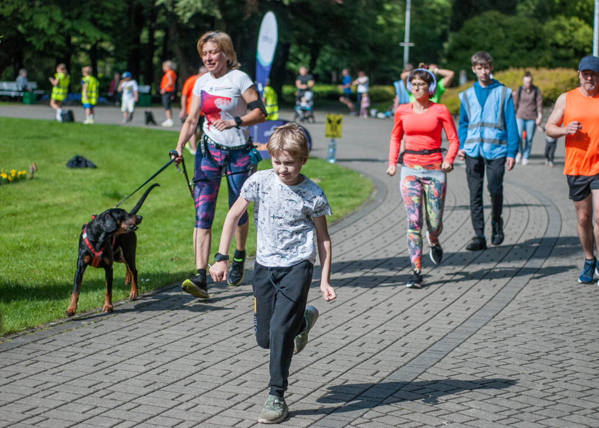 Za nami kolejna, majowa odsłona spotkań biegowych parkrun. Dzisiejsza, 410. edycja została zorganizowana z okazji Dnia Dziecka. Byliśmy na niej i my!