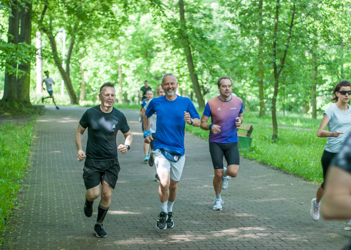 Za nami kolejna, majowa odsłona spotkań biegowych parkrun. Dzisiejsza, 410. edycja została zorganizowana z okazji Dnia Dziecka. Byliśmy na niej i my!