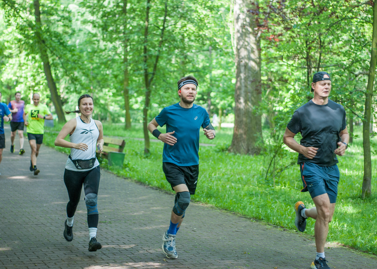 Za nami kolejna, majowa odsłona spotkań biegowych parkrun. Dzisiejsza, 410. edycja została zorganizowana z okazji Dnia Dziecka. Byliśmy na niej i my!