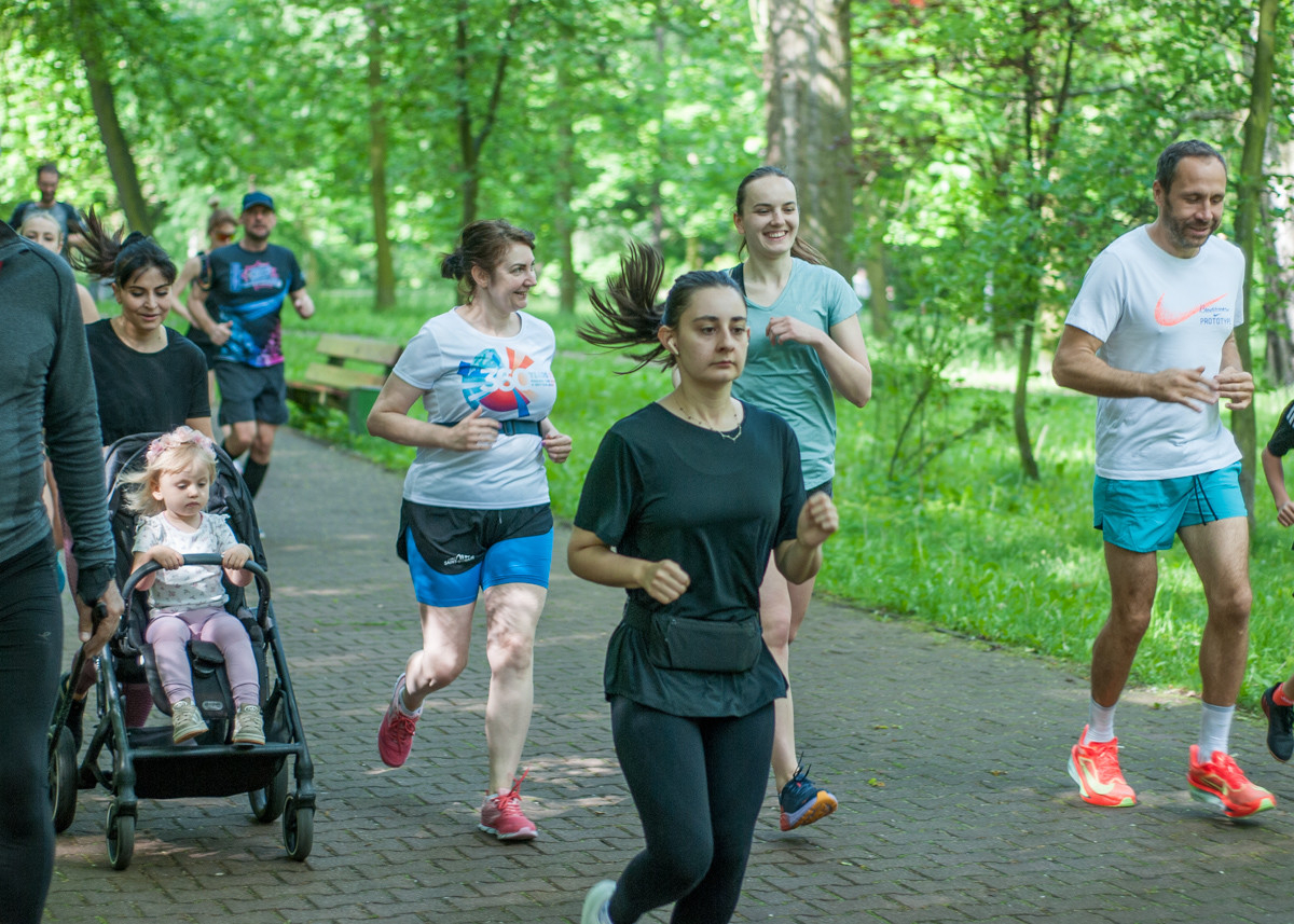 Za nami kolejna, majowa odsłona spotkań biegowych parkrun. Dzisiejsza, 410. edycja została zorganizowana z okazji Dnia Dziecka. Byliśmy na niej i my!