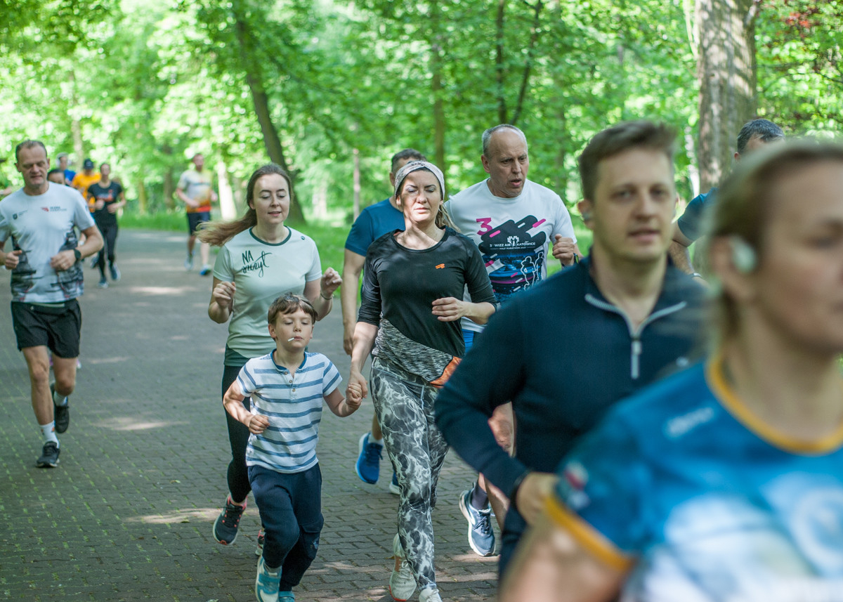 Za nami kolejna, majowa odsłona spotkań biegowych parkrun. Dzisiejsza, 410. edycja została zorganizowana z okazji Dnia Dziecka. Byliśmy na niej i my!