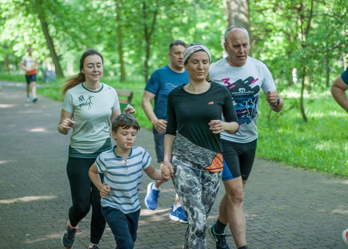 Za nami kolejna, majowa odsłona spotkań biegowych parkrun. Dzisiejsza, 410. edycja została zorganizowana z okazji Dnia Dziecka. Byliśmy na niej i my!