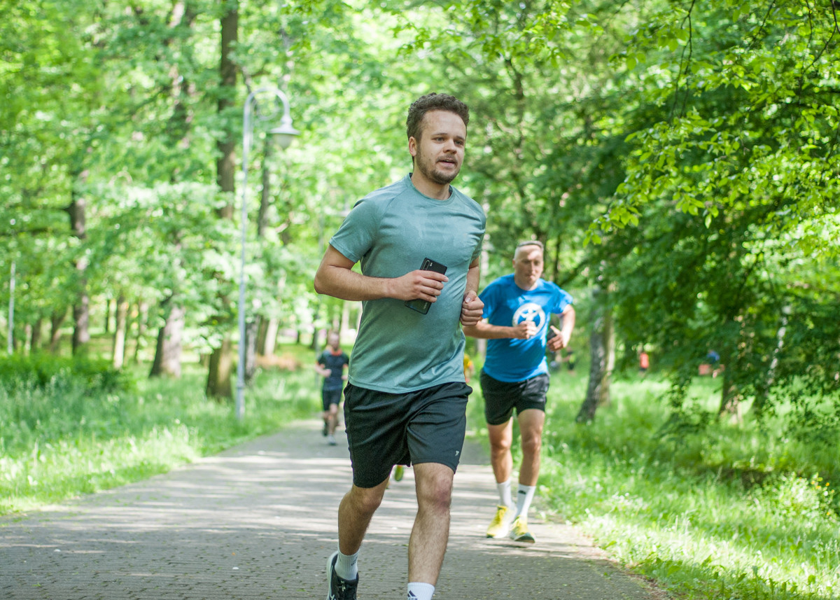 Za nami kolejna, majowa odsłona spotkań biegowych parkrun. Dzisiejsza, 410. edycja została zorganizowana z okazji Dnia Dziecka. Byliśmy na niej i my!