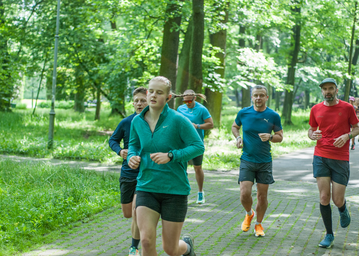 Za nami kolejna, majowa odsłona spotkań biegowych parkrun. Dzisiejsza, 410. edycja została zorganizowana z okazji Dnia Dziecka. Byliśmy na niej i my!