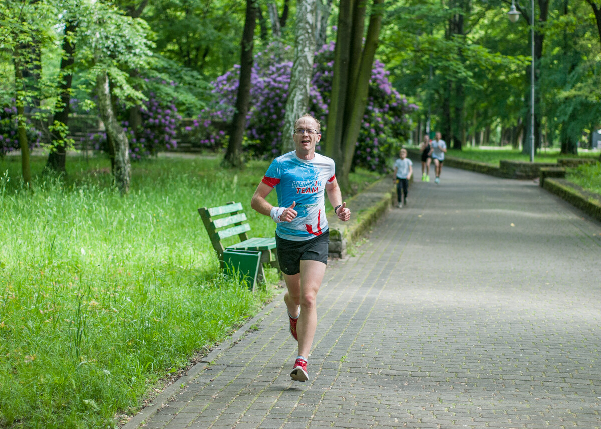 Za nami kolejna, majowa odsłona spotkań biegowych parkrun. Dzisiejsza, 410. edycja została zorganizowana z okazji Dnia Dziecka. Byliśmy na niej i my!