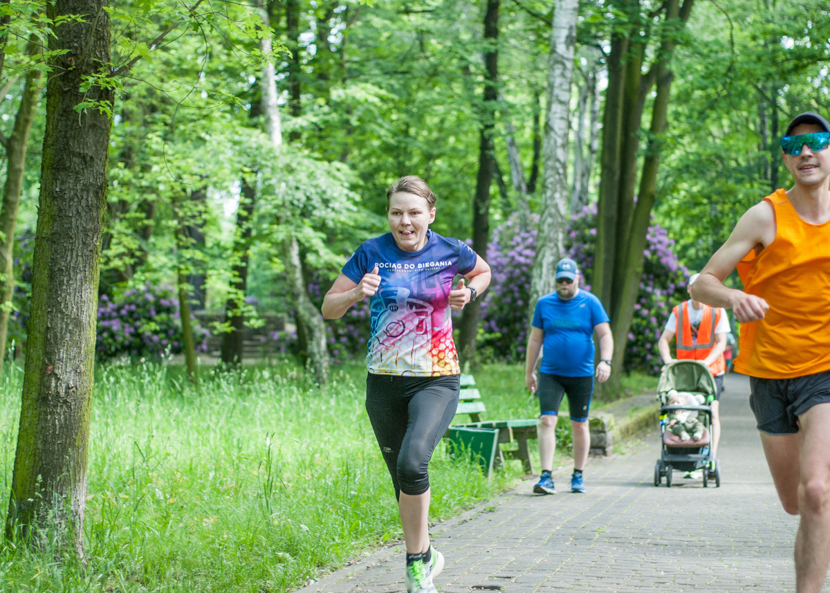 Za nami kolejna, majowa odsłona spotkań biegowych parkrun. Dzisiejsza, 410. edycja została zorganizowana z okazji Dnia Dziecka. Byliśmy na niej i my!