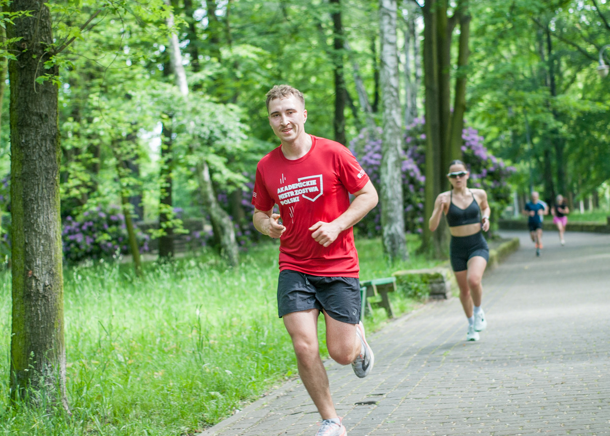 Za nami kolejna, majowa odsłona spotkań biegowych parkrun. Dzisiejsza, 410. edycja została zorganizowana z okazji Dnia Dziecka. Byliśmy na niej i my!