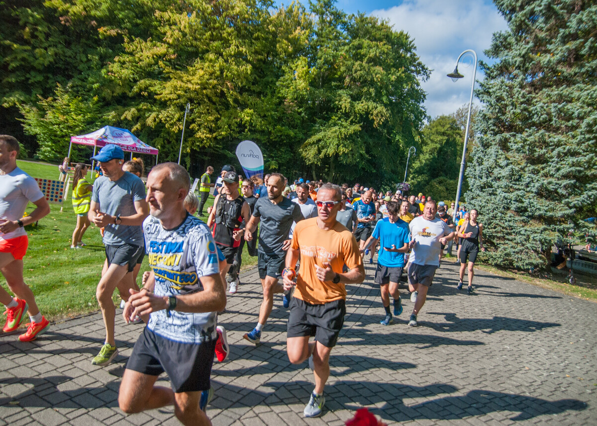 Za nami specjalna, śląska odsłona spotkań parkrun. W letni, sobotni poranek biegacze znów opanowali Park Kościuszki. Tym razem w żółto-niebieskich barwach.