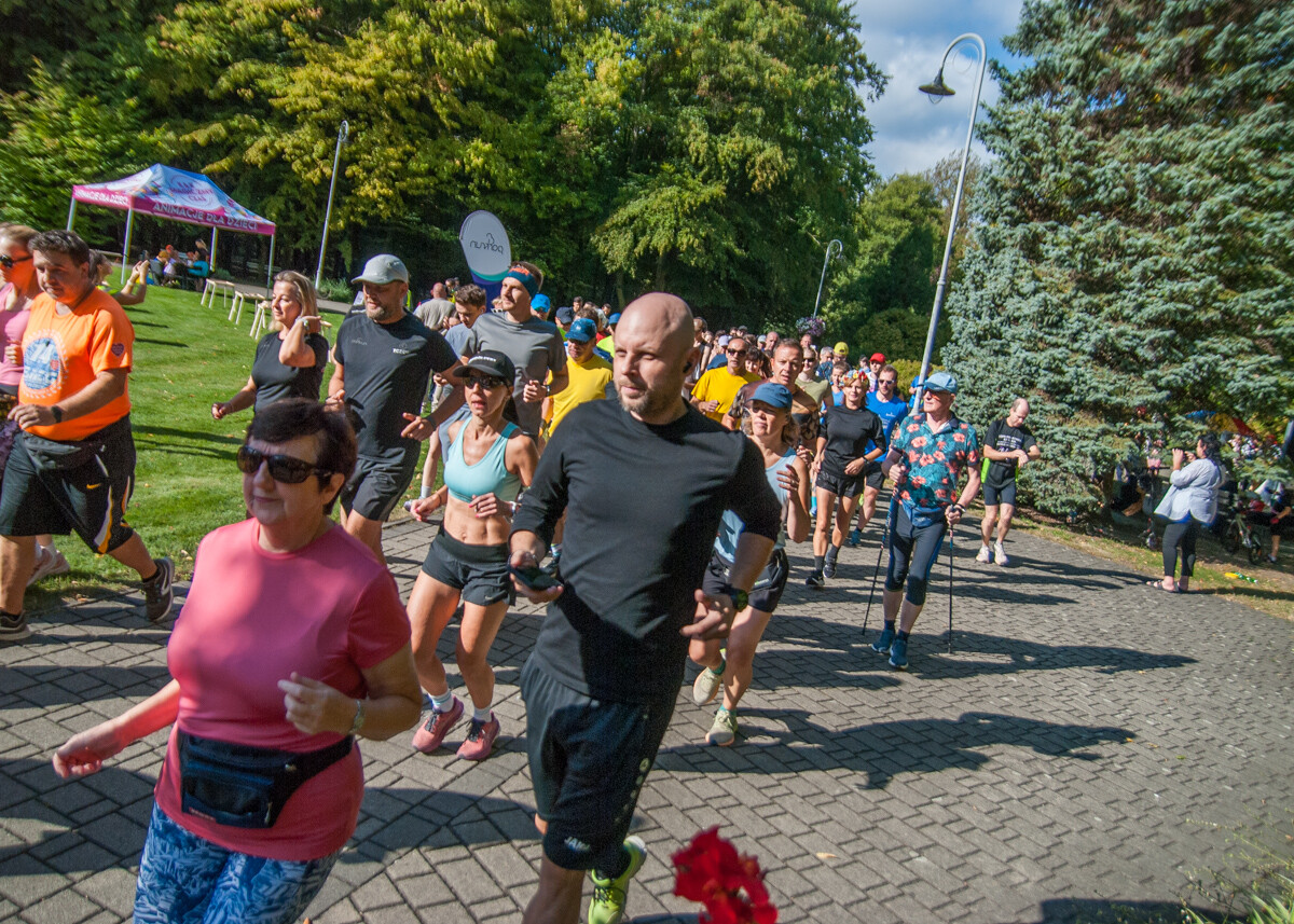 Za nami specjalna, śląska odsłona spotkań parkrun. W letni, sobotni poranek biegacze znów opanowali Park Kościuszki. Tym razem w żółto-niebieskich barwach.