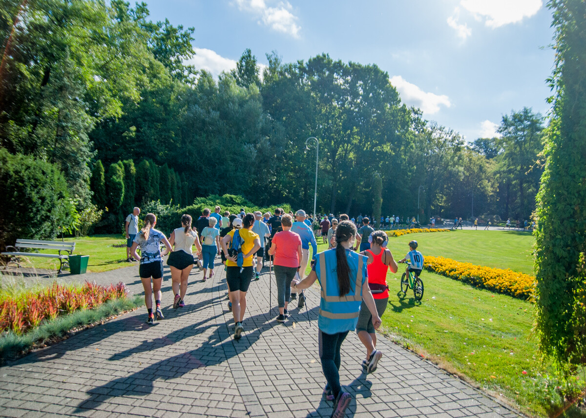 Za nami specjalna, śląska odsłona spotkań parkrun. W letni, sobotni poranek biegacze znów opanowali Park Kościuszki. Tym razem w żółto-niebieskich barwach.