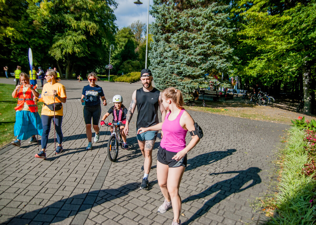 Za nami specjalna, śląska odsłona spotkań parkrun. W letni, sobotni poranek biegacze znów opanowali Park Kościuszki. Tym razem w żółto-niebieskich barwach.