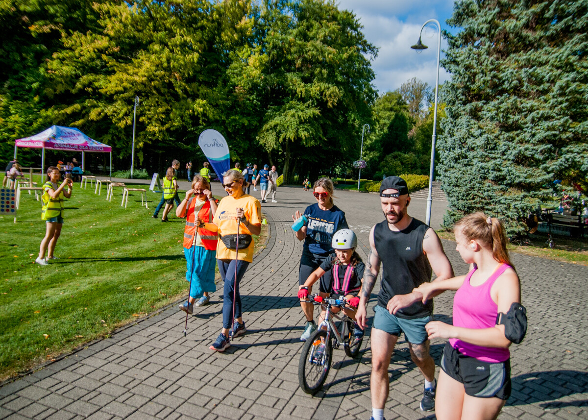 Za nami specjalna, śląska odsłona spotkań parkrun. W letni, sobotni poranek biegacze znów opanowali Park Kościuszki. Tym razem w żółto-niebieskich barwach.