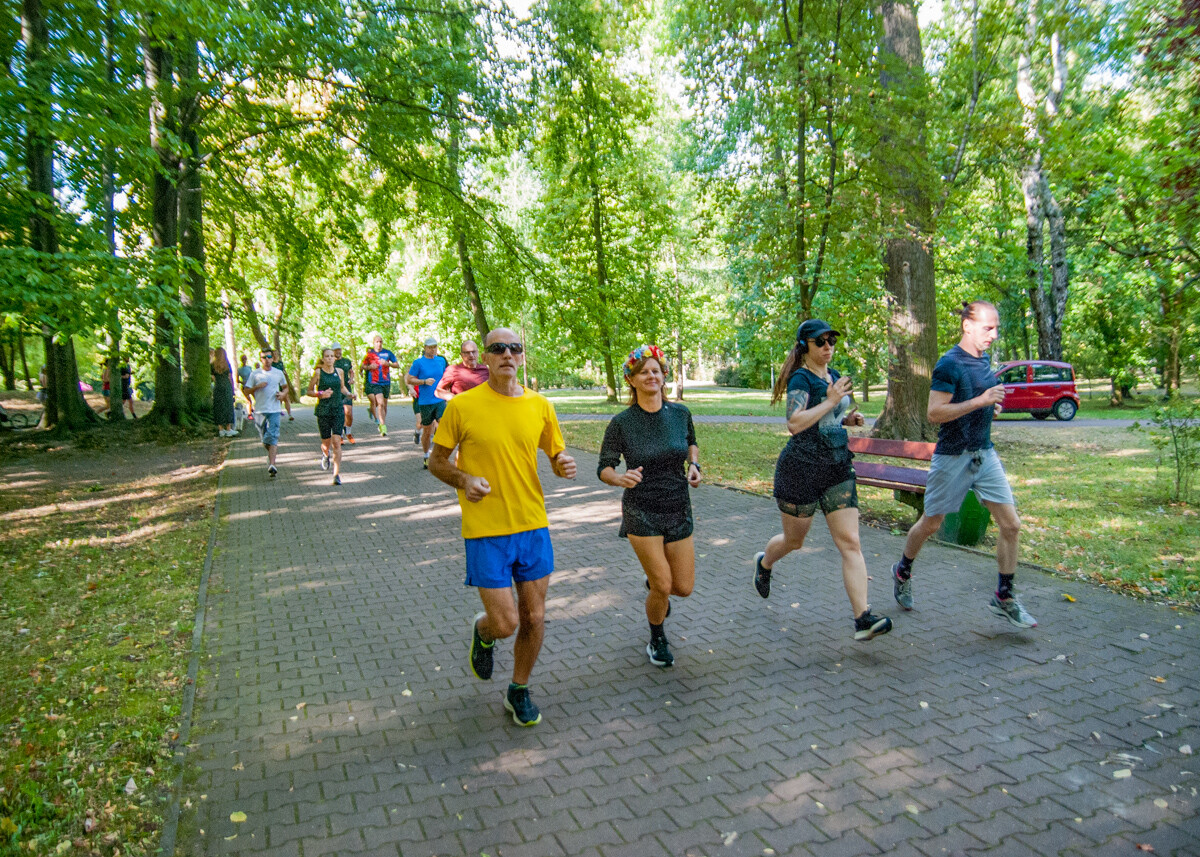 Za nami specjalna, śląska odsłona spotkań parkrun. W letni, sobotni poranek biegacze znów opanowali Park Kościuszki. Tym razem w żółto-niebieskich barwach.