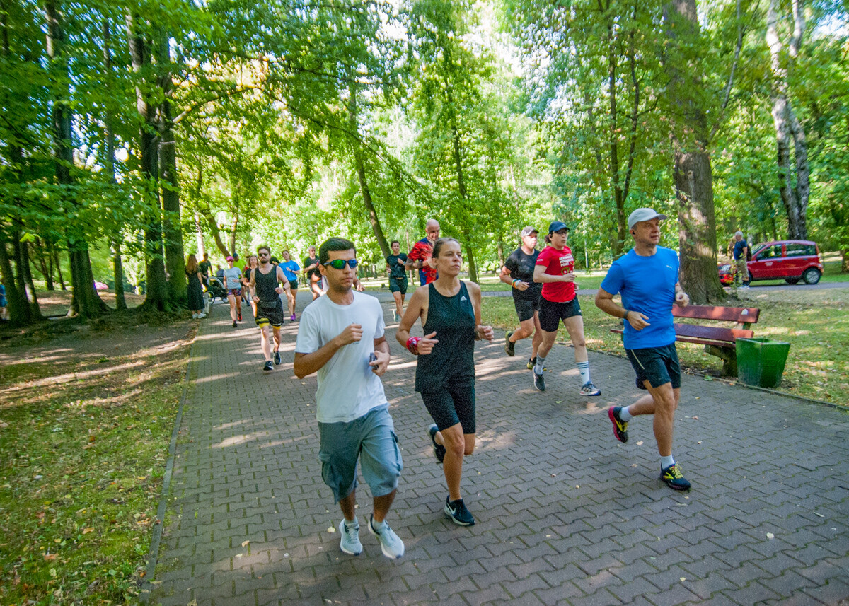 Za nami specjalna, śląska odsłona spotkań parkrun. W letni, sobotni poranek biegacze znów opanowali Park Kościuszki. Tym razem w żółto-niebieskich barwach.