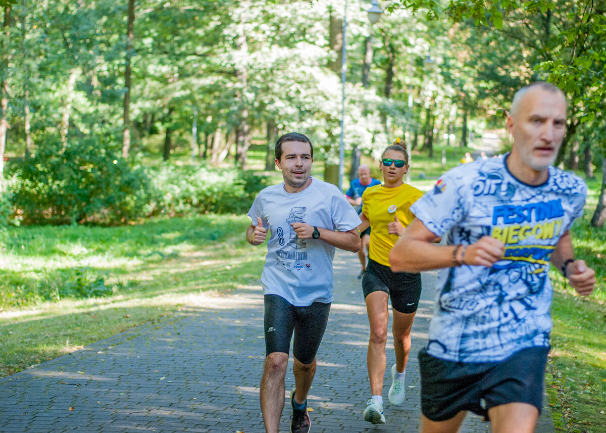 Za nami specjalna, śląska odsłona spotkań parkrun. W letni, sobotni poranek biegacze znów opanowali Park Kościuszki. Tym razem w żółto-niebieskich barwach.
