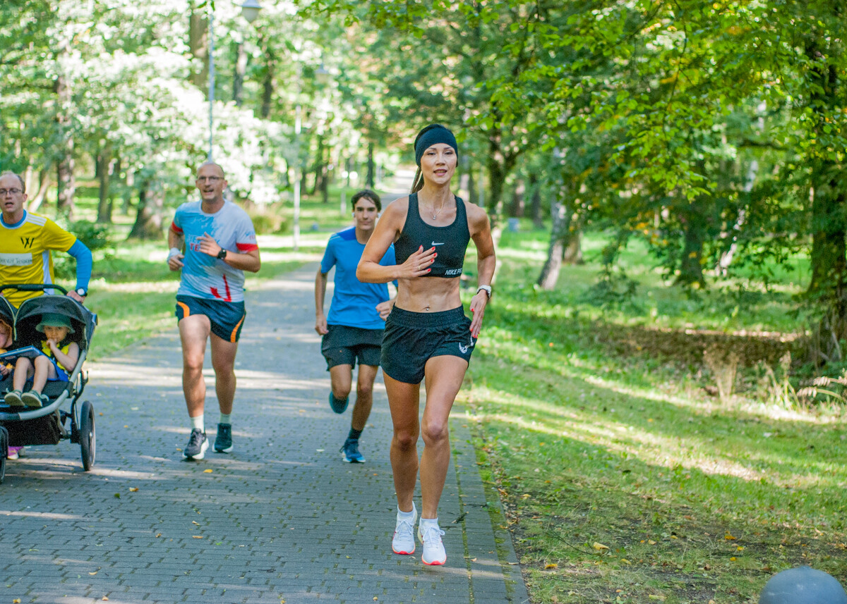 Za nami specjalna, śląska odsłona spotkań parkrun. W letni, sobotni poranek biegacze znów opanowali Park Kościuszki. Tym razem w żółto-niebieskich barwach.