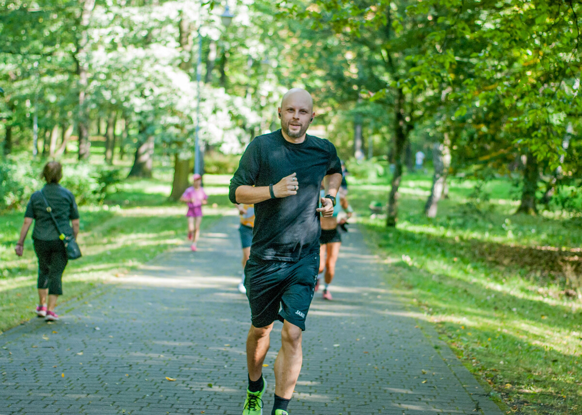 Za nami specjalna, śląska odsłona spotkań parkrun. W letni, sobotni poranek biegacze znów opanowali Park Kościuszki. Tym razem w żółto-niebieskich barwach.