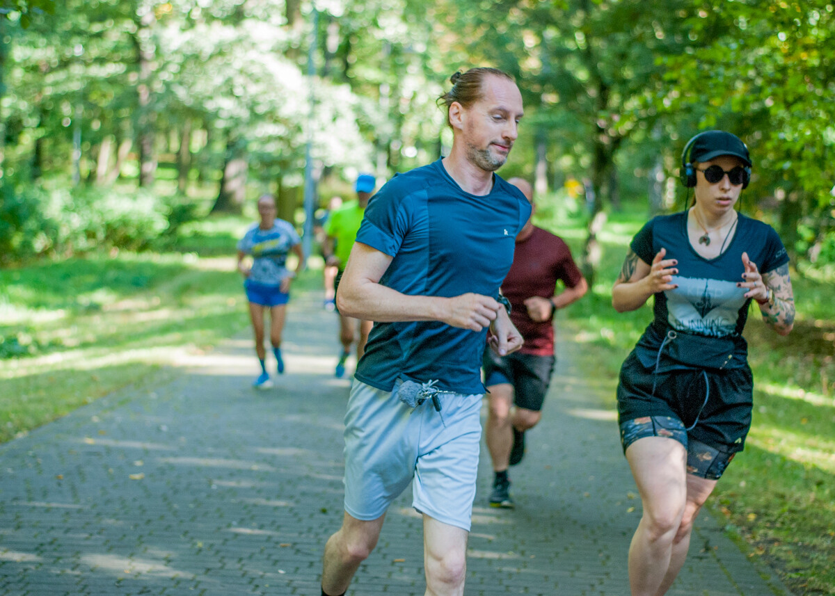 Za nami specjalna, śląska odsłona spotkań parkrun. W letni, sobotni poranek biegacze znów opanowali Park Kościuszki. Tym razem w żółto-niebieskich barwach.