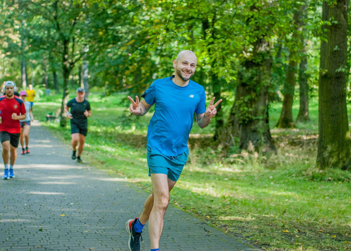 Za nami specjalna, śląska odsłona spotkań parkrun. W letni, sobotni poranek biegacze znów opanowali Park Kościuszki. Tym razem w żółto-niebieskich barwach.