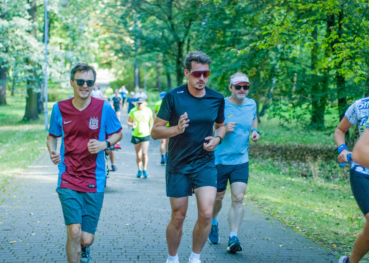 Za nami specjalna, śląska odsłona spotkań parkrun. W letni, sobotni poranek biegacze znów opanowali Park Kościuszki. Tym razem w żółto-niebieskich barwach.