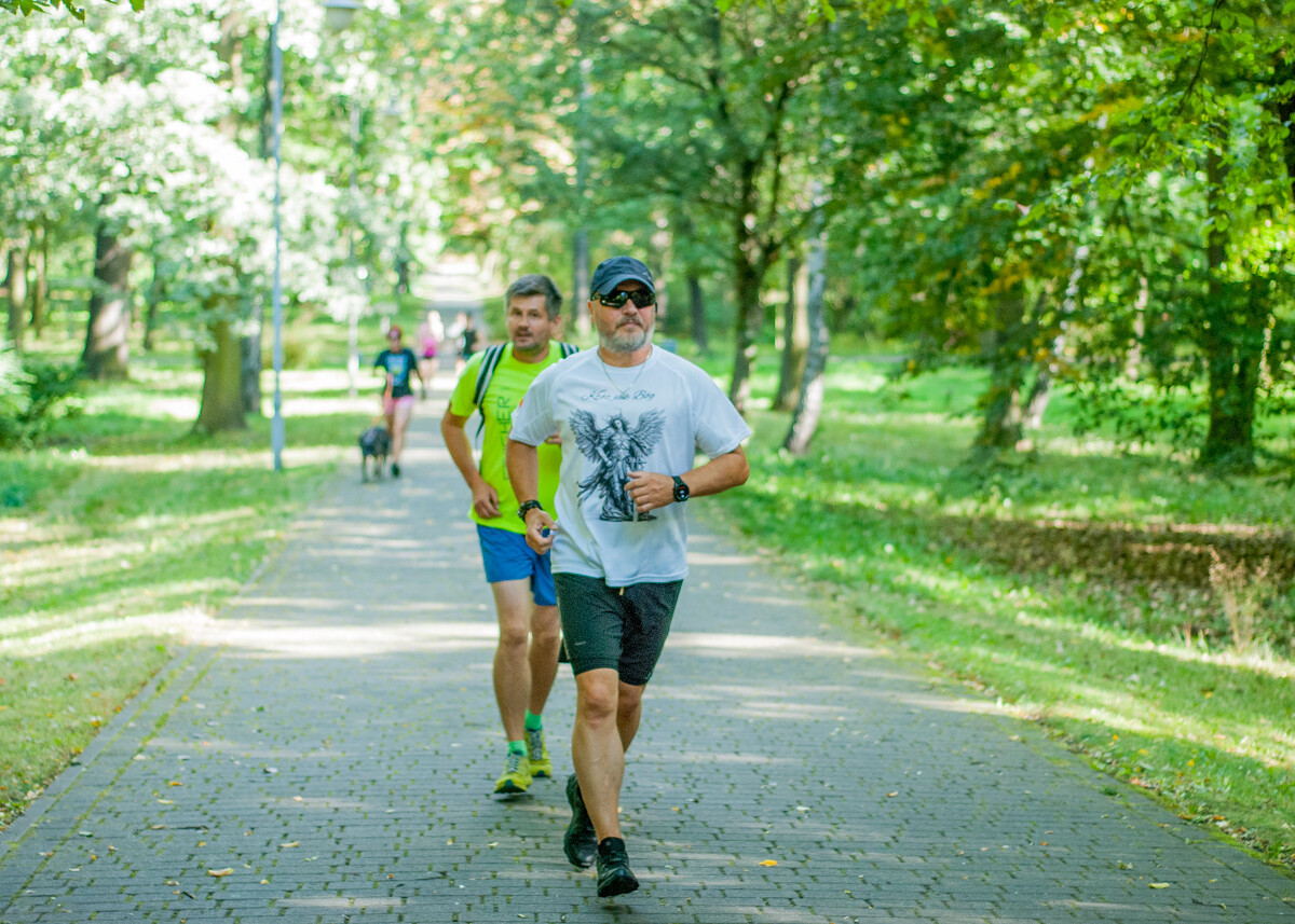 Za nami specjalna, śląska odsłona spotkań parkrun. W letni, sobotni poranek biegacze znów opanowali Park Kościuszki. Tym razem w żółto-niebieskich barwach.