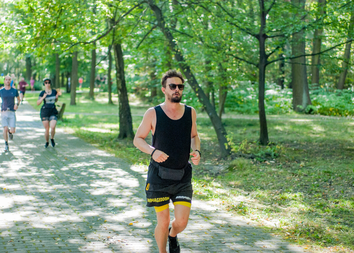 Za nami specjalna, śląska odsłona spotkań parkrun. W letni, sobotni poranek biegacze znów opanowali Park Kościuszki. Tym razem w żółto-niebieskich barwach.